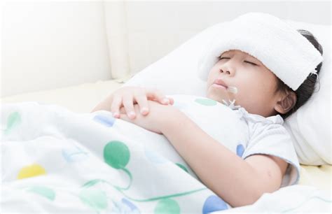 gejala yang mengkhawatirkan saat demam pada bayi